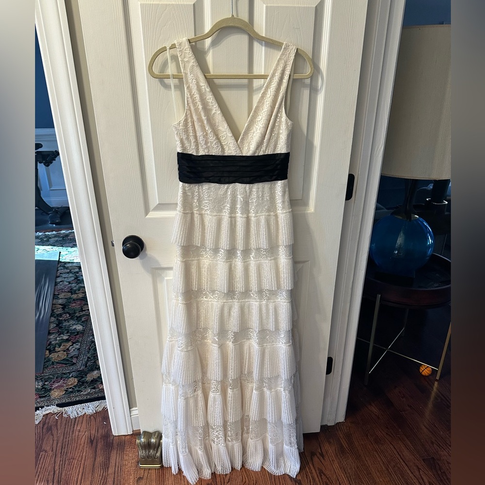 Size 6 BCBGMAXAZRA Gardenia (ivory) lace gown NWT